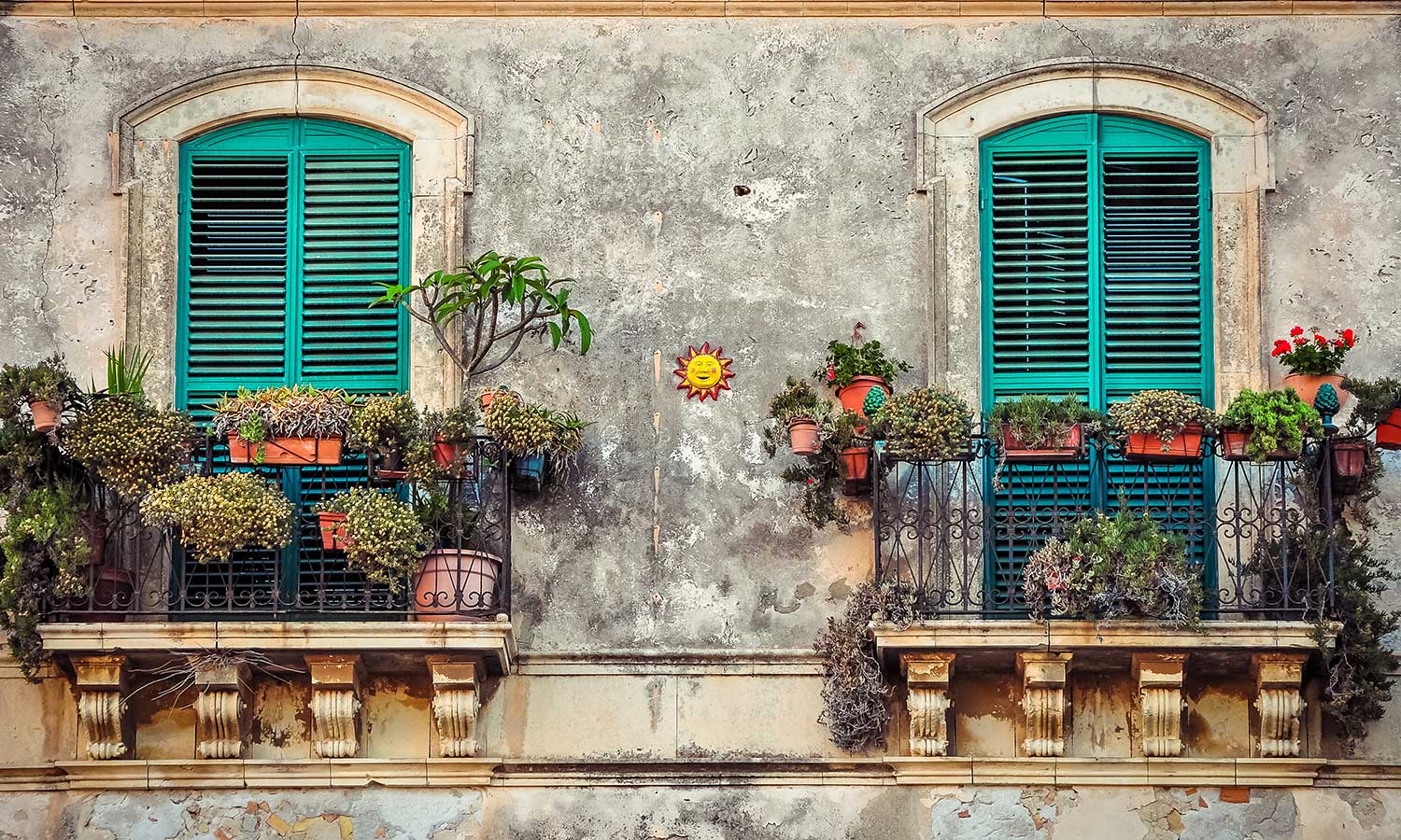 Balkonpflanzen auf einem mediterranen Balkon
